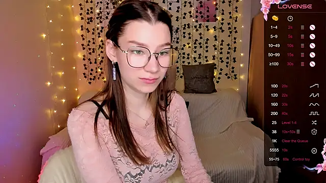 Snapshot of LinaBlossom_ chatting on 11.24.25 LinaBlossom online show from 11.24.25