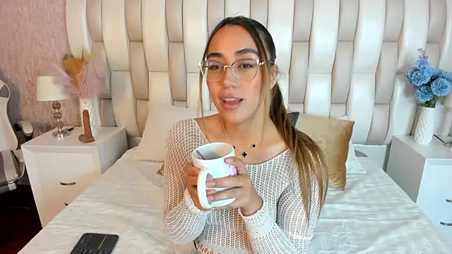 Snapshot of sara_ospina_ chatting on 10.15.25 sara ospina online show from 10.15.25