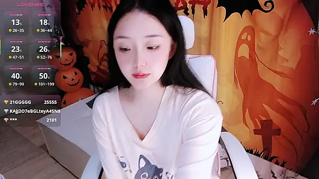 Snapshot of Niannian- chatting on 10.31.25 Niannian- online show from 10.31.25