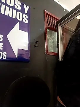 Snapshot of _Luna-1 chatting on 11.05.25 Luna-1 online show from 11.05.25