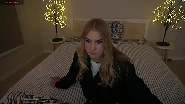 AlinaLiii online show from 11.22.25