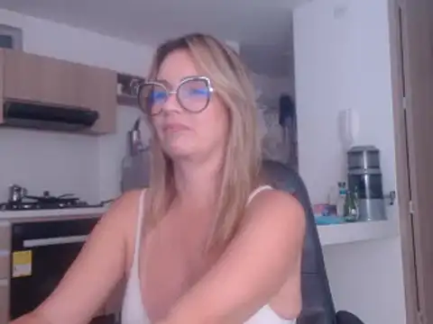 Snapshot of LovePaula chatting on 02.09.25 LovePaula online show from 02.09.25