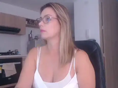 Snapshot of LovePaula chatting on 02.17.25 LovePaula online show from 02.17.25