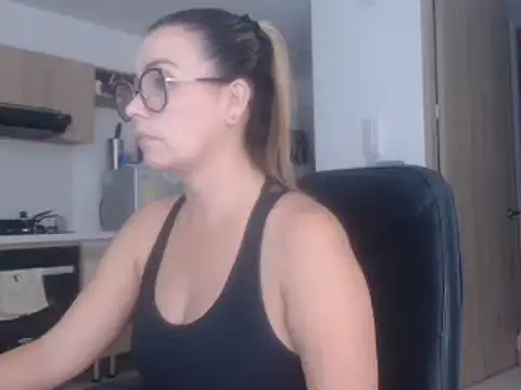 Snapshot of LovePaula chatting on 03.07.25 LovePaula online show from 03.07.25