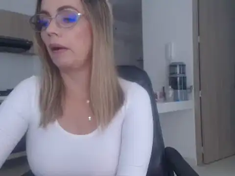 Snapshot of LovePaula chatting on 03.09.25 LovePaula online show from 03.09.25