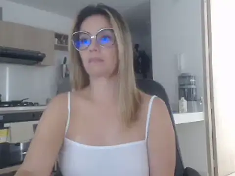 Snapshot of LovePaula chatting on 03.15.25 LovePaula online show from 03.15.25