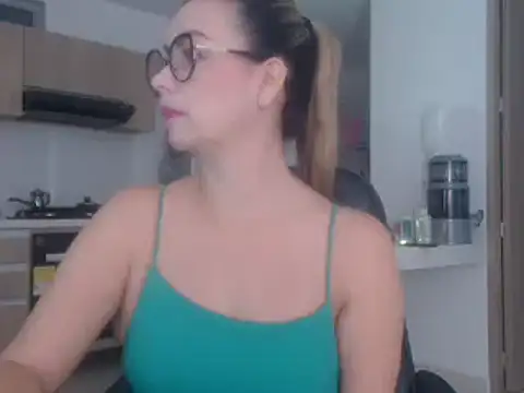 Snapshot of LovePaula chatting on 03.18.25 LovePaula online show from 03.18.25