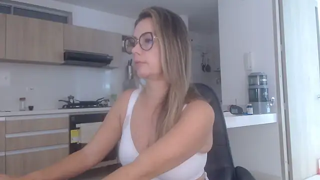 Snapshot of LovePaula chatting on 11.07.25 LovePaula online show from 11.07.25