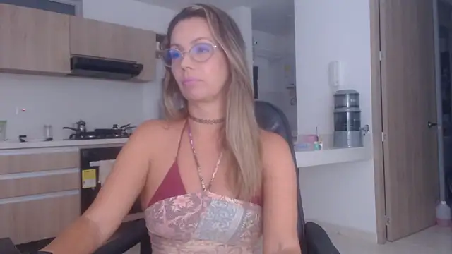 Snapshot of LovePaula chatting on 11.22.25 LovePaula online show from 11.22.25