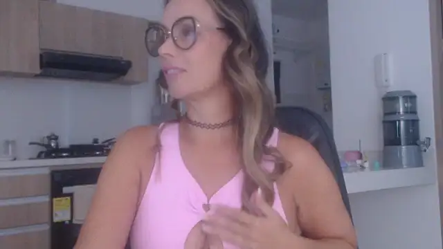 Snapshot of LovePaula chatting on 11.23.25 LovePaula online show from 11.23.25