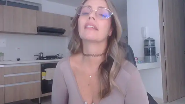 Snapshot of LovePaula chatting on 11.30.25 LovePaula online show from 11.30.25