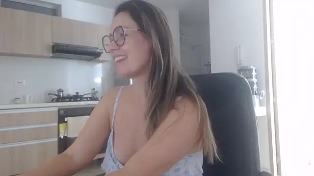 LovePaula online show from 07.04.26