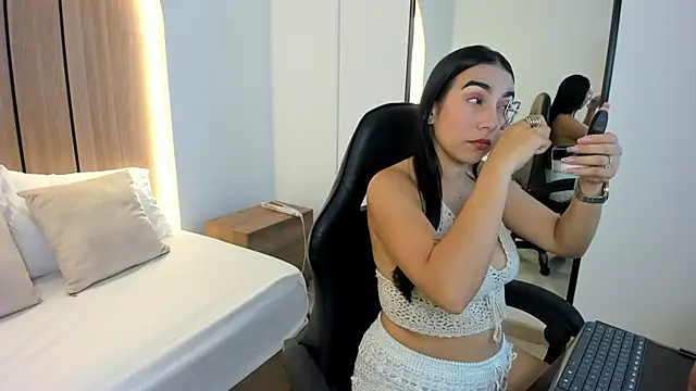 Snapshot of olivia_willoow chatting on 12.04.25 olivia willoow online show from 12.04.25