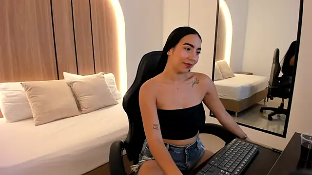 Snapshot of olivia_willoow chatting on 12.14.25 olivia willoow online show from 12.14.25