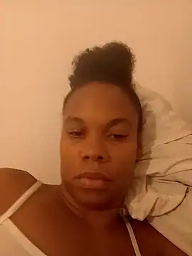 Snapshot of PrettahSantos chatting on 10.15.25 PrettahSantos online show from 10.15.25