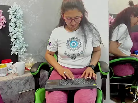 Snapshot of VictoriaSpenser chatting on 09.23.25 VictoriaSpenser online show from 09.23.25