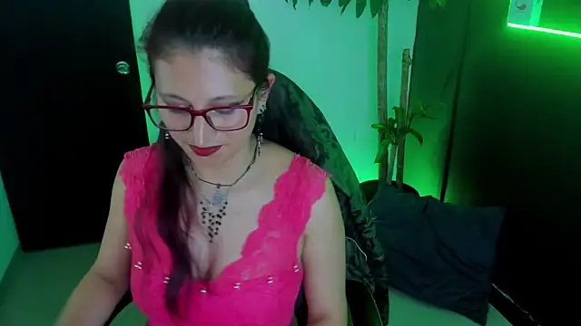 Snapshot of VictoriaSpenser chatting on 11.13.25 VictoriaSpenser online show from 11.13.25