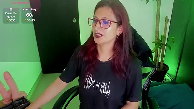 Snapshot of VictoriaSpenser chatting on 11.20.25 VictoriaSpenser online show from 11.20.25