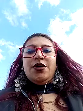 Snapshot of VictoriaSpenser chatting on 11.26.25 VictoriaSpenser online show from 11.26.25