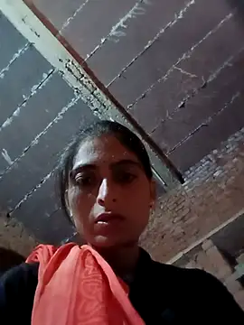 Snapshot of SexyDolly99 chatting on 10.17.25 SexyDolly99 online show from 10.17.25