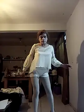 Snapshot of transreyna chatting on 02.13.25 transreyna online show from 02.13.25