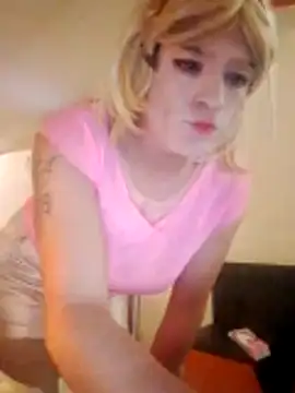 Snapshot of transreyna chatting on 11.12.25 transreyna online show from 11.12.25