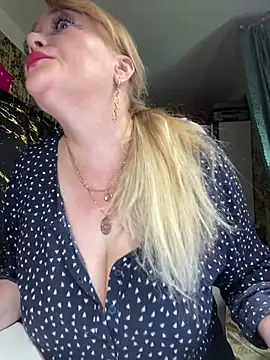 Snapshot of Sweet-blonde chatting on 07.15.26 Sweet-blonde online show from 07.15.26
