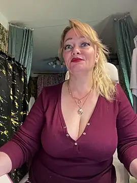 Snapshot of Sweet-blonde chatting on 07.17.26 Sweet-blonde online show from 07.17.26