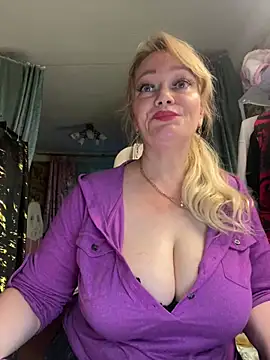 Snapshot of Sweet-blonde chatting on 07.20.26 Sweet-blonde online show from 07.20.26