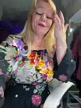 Snapshot of Sweet-blonde chatting on 08.03.26 Sweet-blonde online show from 08.03.26