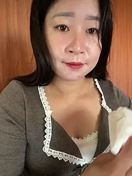 Snapshot of violet-00 chatting on 10.18.25 violet-00 online show from 10.18.25