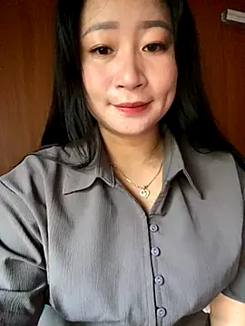 Snapshot of violet-00 chatting on 10.20.25 violet-00 online show from 10.20.25