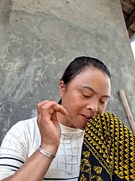 Snapshot of xuxulovezz chatting on 10.13.25 xuxulovezz online show from 10.13.25