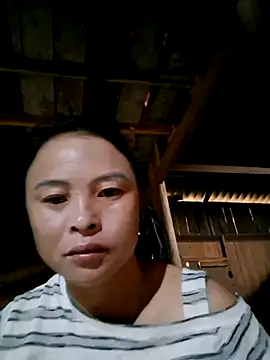 Snapshot of xuxulovezz chatting on 10.13.25 xuxulovezz online show from 10.13.25