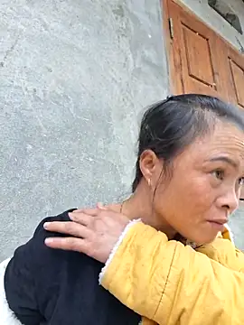 Snapshot of xuxulovezz chatting on 10.24.25 xuxulovezz online show from 10.24.25