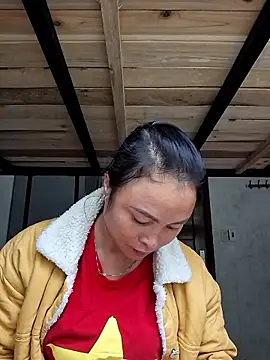 Snapshot of xuxulovezz chatting on 10.25.25 xuxulovezz online show from 10.25.25