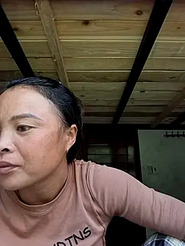 Snapshot of xuxulovezz chatting on 10.28.25 xuxulovezz online show from 10.28.25