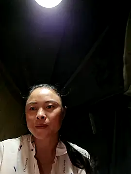 Snapshot of xuxulovezz chatting on 11.02.25 xuxulovezz online show from 11.02.25