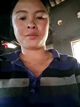 Snapshot of xuxulovezz chatting on 11.10.25 xuxulovezz online show from 11.10.25