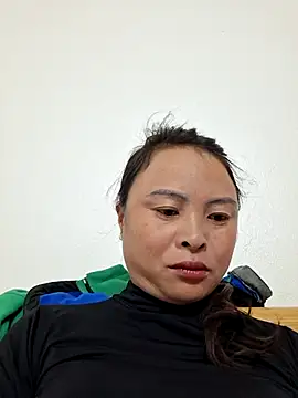 Snapshot of xuxulovezz chatting on 11.18.25 xuxulovezz online show from 11.18.25