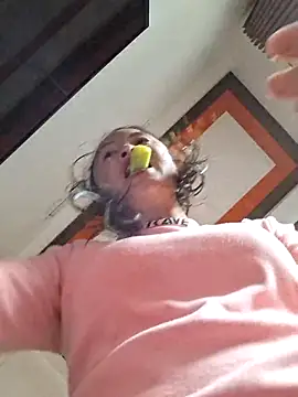 Snapshot of xuxulovezz chatting on 11.22.25 xuxulovezz online show from 11.22.25