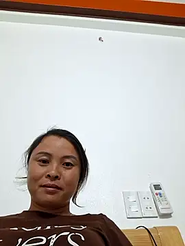 Snapshot of xuxulovezz chatting on 11.23.25 xuxulovezz online show from 11.23.25