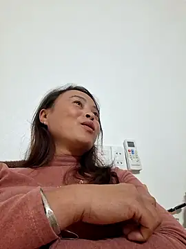 Snapshot of xuxulovezz chatting on 11.24.25 xuxulovezz online show from 11.24.25