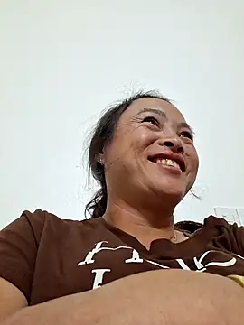 Snapshot of xuxulovezz chatting on 11.27.25 xuxulovezz online show from 11.27.25