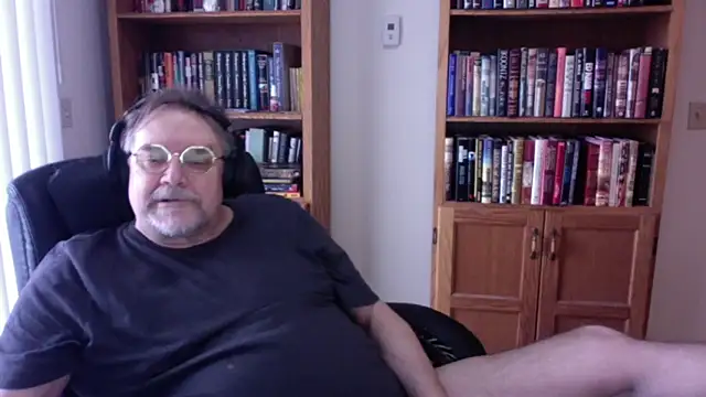 Snapshot of Vinyl22@xh chatting on 04.04.26 Vinyl22xh online show from 04.04.26