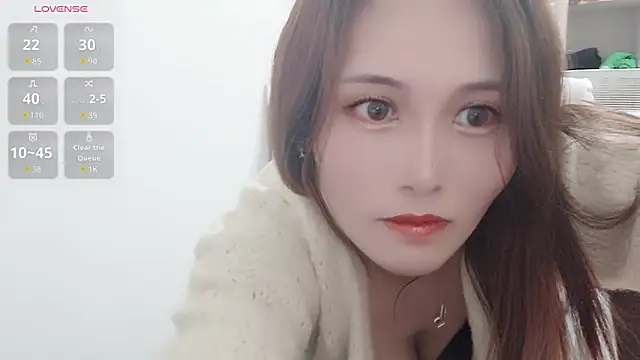 Snapshot of lizi- chatting on 11.10.25 lizi- online show from 11.10.25