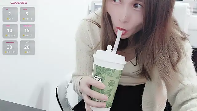 Snapshot of lizi- chatting on 11.21.25 lizi- online show from 11.21.25