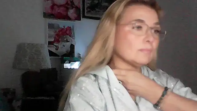 Myrienna online show from 11.28.25