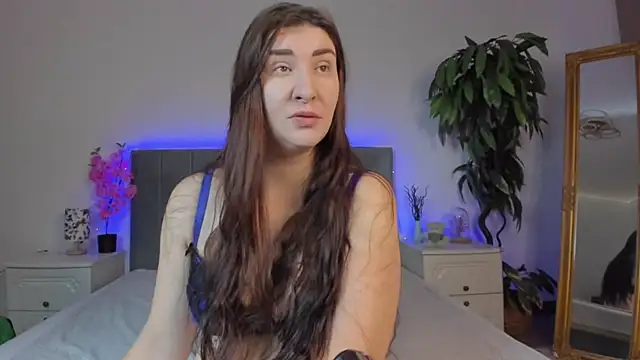 Snapshot of TrishaDarks chatting on 11.19.25 TrishaDarks online show from 11.19.25