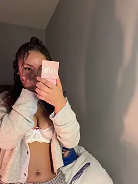 Snapshot of OliviaAshhh chatting on 11.22.25 OliviaAshhh online show from 11.22.25